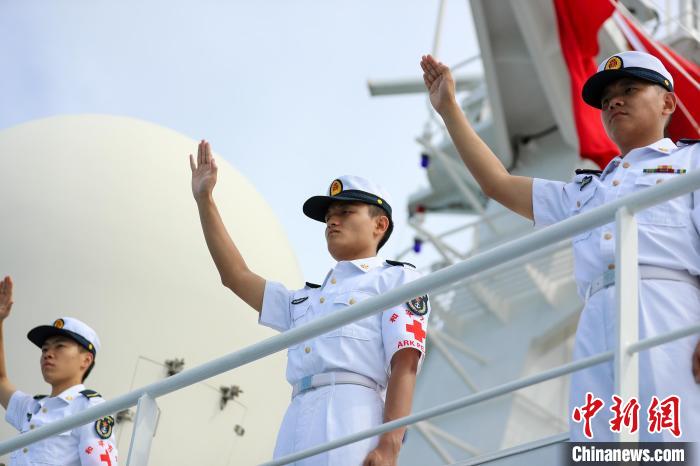 分區(qū)列隊(duì)官兵向送行人群揮手告別?！⌒煳?攝