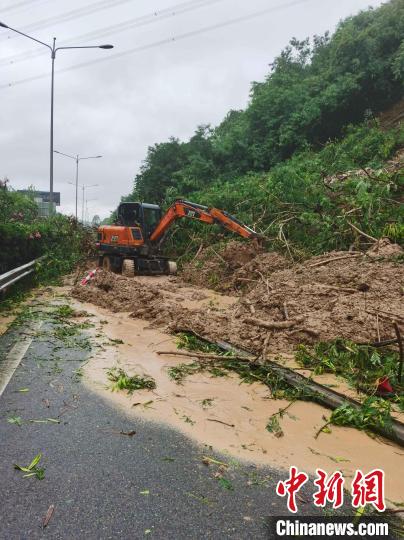 暴雨導致重慶高速公路6處交通受阻