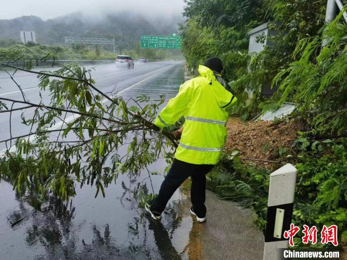 圖為重慶高速公路的一處交通受阻點?！≈貞c高速公路集團有限公司供圖