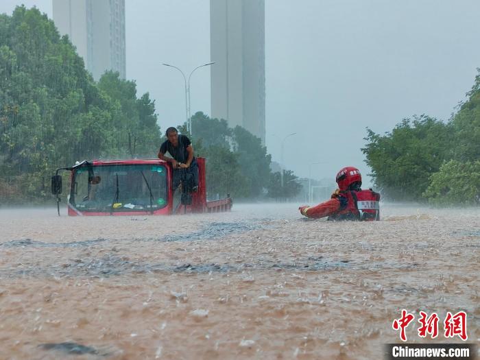 湖北咸寧暴雨引發(fā)內(nèi)澇，消防營救疏散民眾 朱燕林 攝