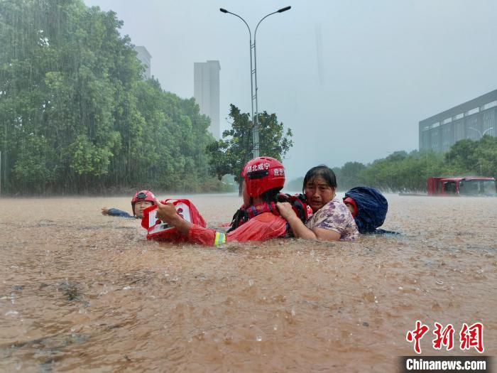 湖北咸寧暴雨引發(fā)內(nèi)澇， 消防營救民眾 朱燕林 攝