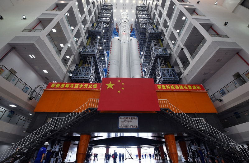 2020年11月17日，長(zhǎng)征五號(hào)遙五運(yùn)載火箭和嫦娥五號(hào)探測(cè)器在中國(guó)文昌航天發(fā)射場(chǎng)完成技術(shù)區(qū)總裝測(cè)試工作后，垂直轉(zhuǎn)運(yùn)至發(fā)射區(qū)，計(jì)劃于11月下旬擇機(jī)實(shí)施發(fā)射。（圖源：新華社）