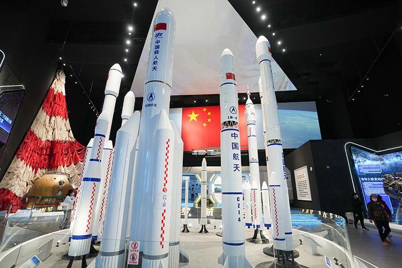 2023年4月24日，觀眾在中國(guó)航天博物館參觀展出的長(zhǎng)征系列運(yùn)載火箭模型。（圖源：新華社）