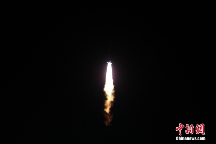 北京時(shí)間2023年7月27日4時(shí)02分，中國在西昌衛(wèi)星發(fā)射中心使用長征二號丁運(yùn)載火箭，采取一箭三星方式，成功將遙感三十六號衛(wèi)星發(fā)射升空，衛(wèi)星順利進(jìn)入預(yù)定軌道，發(fā)射任務(wù)獲得圓滿成功。張英健 攝