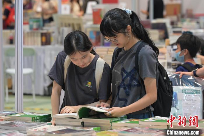 市民在書展內(nèi)看書。陳永諾 攝