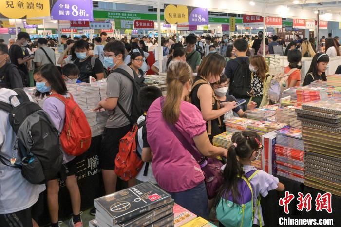 眾多市民到書展選購書籍。陳永諾 攝