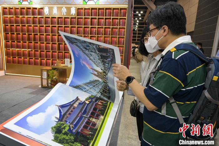 市民觀賞畫冊。陳永諾 攝