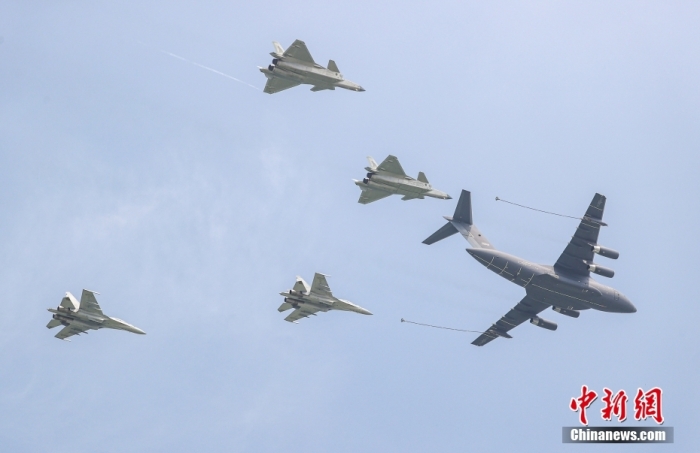 7月26日，2023年空軍航空開放活動·長春航空展在吉林長春開幕。圖為運(yùn)油-20單機(jī) + 殲-20雙機(jī) + 殲-16雙機(jī)加油編隊。<a target='_blank' href='/'>中新社</a>記者 賈天勇 攝