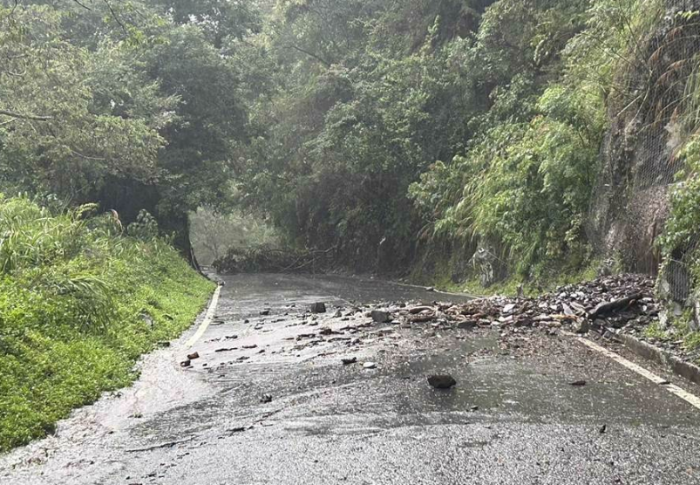 “杜蘇芮”臺(tái)風(fēng)來襲臺(tái)東山路塌方