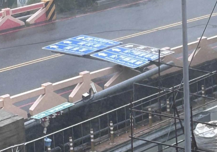 臺風“杜蘇芮”夾帶著驚人的強風及雨勢今早強襲金門，已有多處路樹、路牌及工地圍籬傾倒