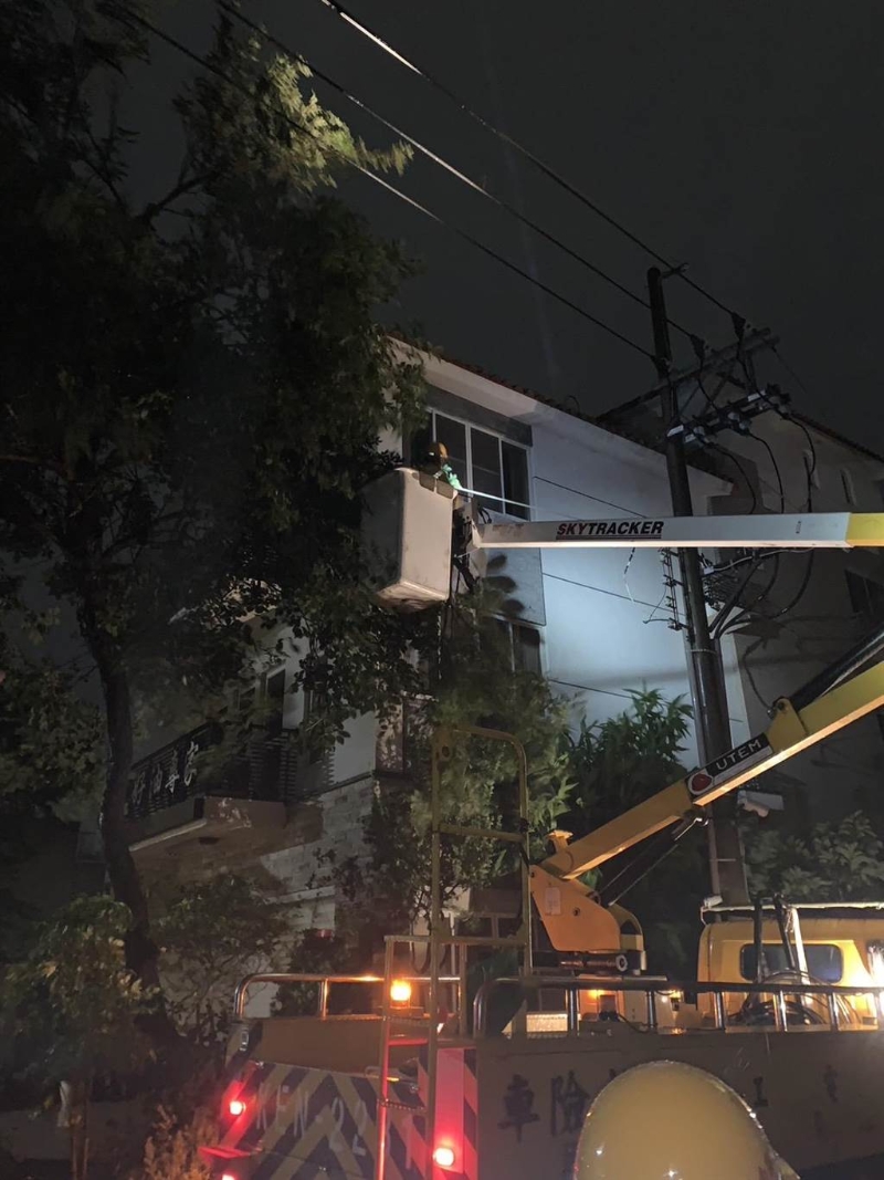 “杜蘇芮”臺風造成臺南累計4萬戶停電，目前仍有4137戶停電，正全力搶修。(臺電臺南區(qū)處提供 曹婷婷臺南傳真) 圖片來源：臺灣“中時新聞網(wǎng)”