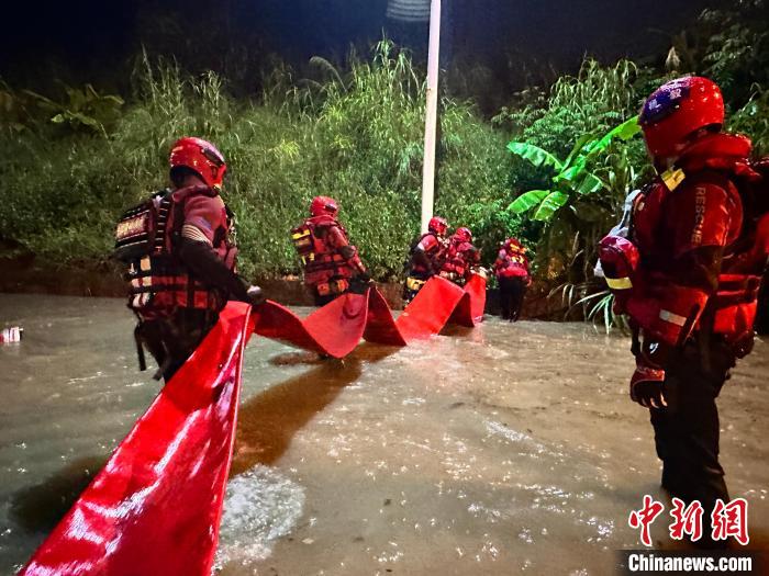直擊防抗臺風“杜蘇芮”：森林消防連夜排澇