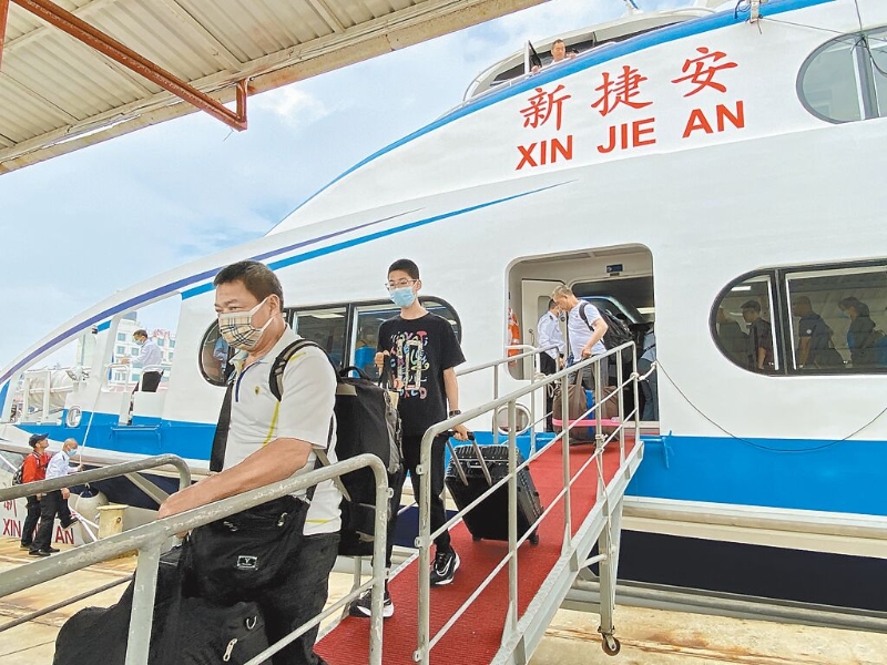 陸委會宣布，自7月20日起開放陸配持有探親（含長期探親）入出境許可證之大陸親屬，可循小三通途徑至臺、澎、金、馬探親，也讓開放陸客來臺露出曙光。（于家麒攝）.jpg