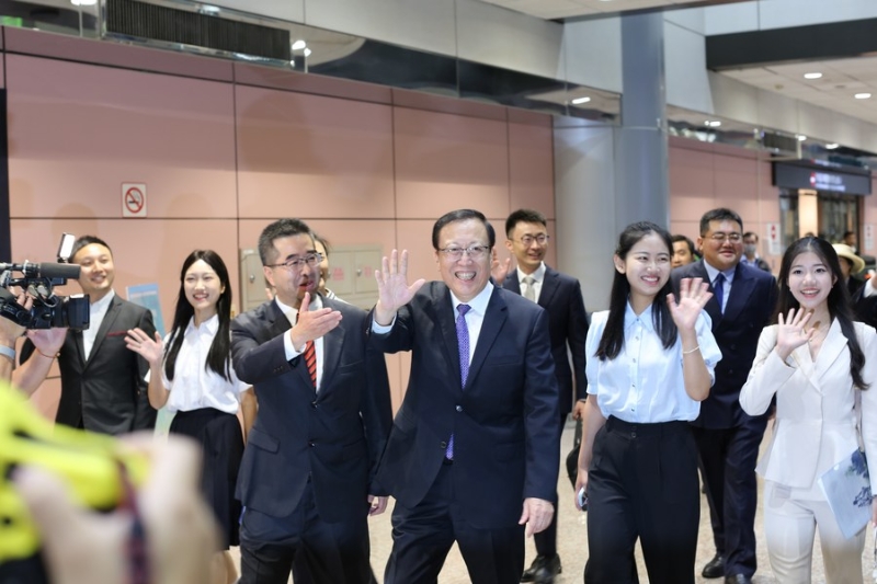 7月15日，大陸高校師生團(tuán)一行抵達(dá)臺灣桃園機(jī)場。新華社記者 陳君 攝.jpg