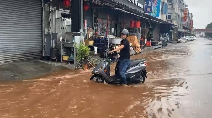 臺風(fēng)“杜蘇芮”26日帶來強(qiáng)降雨，宣泄不及造成臺東多處積水，其中南王里的省道臺9線路面遭黃泥水淹沒。圖片來源：臺灣“中央社”盧太城攝。.jpg