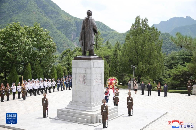 這張朝中社7月26日提供的照片顯示，朝鮮勞動黨總書記、國務(wù)委員長金正恩在朝鮮祖國解放戰(zhàn)爭勝利70周年之際，參謁位于平安南道檜倉郡的中國人民志愿軍烈士陵園。（圖源：新華社）
