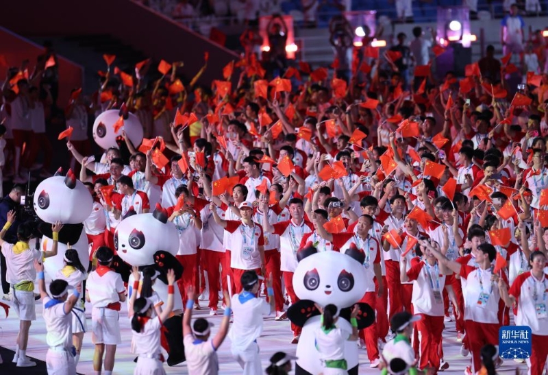 7月28日，第31屆世界大學(xué)生夏季運(yùn)動(dòng)會(huì)開(kāi)幕式在成都東安湖體育公園主體育場(chǎng)舉行。這是中國(guó)大學(xué)生體育代表團(tuán)在開(kāi)幕式上入場(chǎng)。（圖源：新華社）