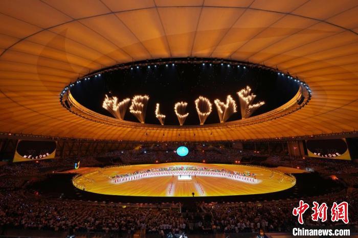 7月28日晚，第31屆世界大學(xué)生夏季運(yùn)動(dòng)會(huì)開(kāi)幕式在四川省成都市舉行。圖為開(kāi)幕式焰火?！≈行律缬浾?毛建軍 攝