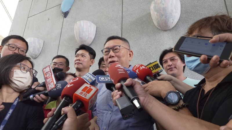 對于民眾黨英文官網(wǎng)的爭議，民眾黨主席柯文哲表示，以后要找英文母語的人來審查。（圖源：臺灣《聯(lián)合報》）