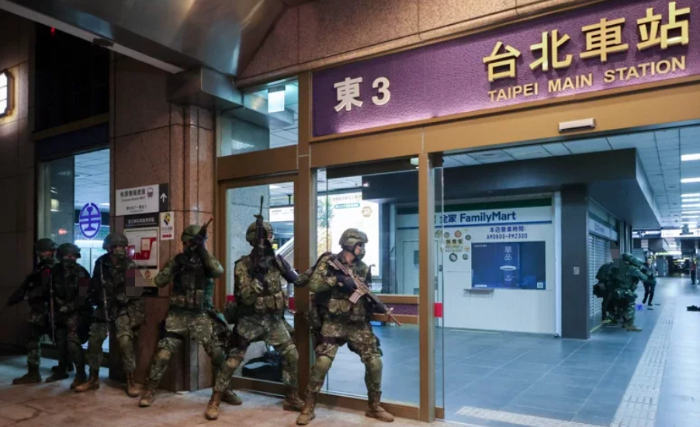 臺軍“漢光39號”演習，26日凌晨于臺北車站演練關鍵基礎設施防護，但“憲兵”在透明玻璃后方掩蔽的作為，卻飽受質疑