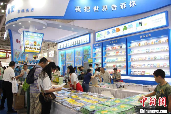 地圖類科普圖書受到讀者歡迎。趙曉 攝