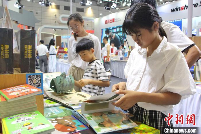 孩子在現(xiàn)場閱讀圖書。趙曉攝