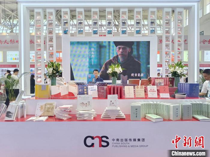近百種新書精品在半通透式書墻前集中陳列。鄧霞攝