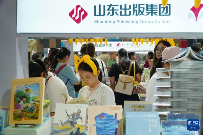 7月27日，在第31屆全國圖書交易博覽會上，讀者在閱覽新書。新華社記者 徐速繪 攝1