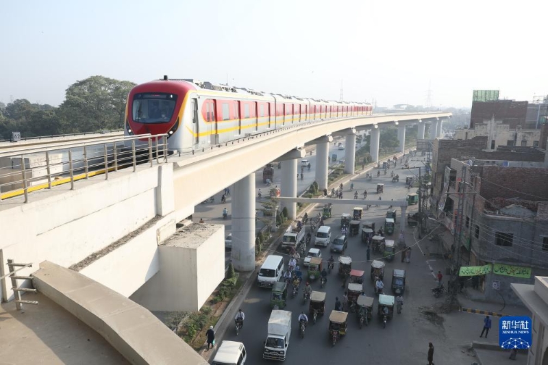 在巴基斯坦拉合爾市，一輛橙線地鐵列車準備進站（2020年10月26日攝）。巴基斯坦首條地鐵——拉合爾橙線當日迎來首批乘客，標志著巴基斯坦步入“地鐵時代”。新華社記者 劉天 攝
