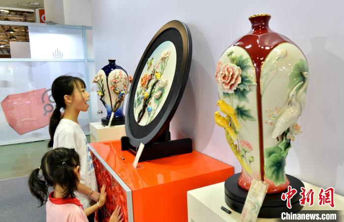 臺灣法藍瓷展區(qū)吸引小朋友參觀。呂明 攝