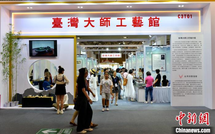 臺灣大師工藝館吸引市民參觀。呂明 攝