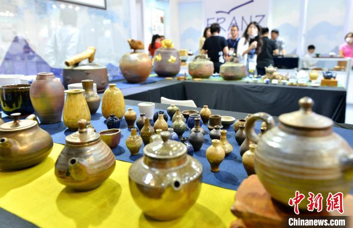 臺灣文創(chuàng)品吸引參觀者。呂明 攝