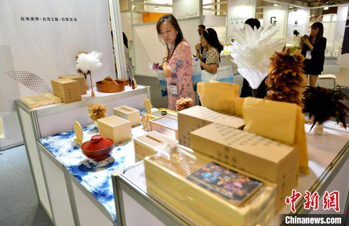 臺灣文創(chuàng)品吸引參觀者。呂明 攝1