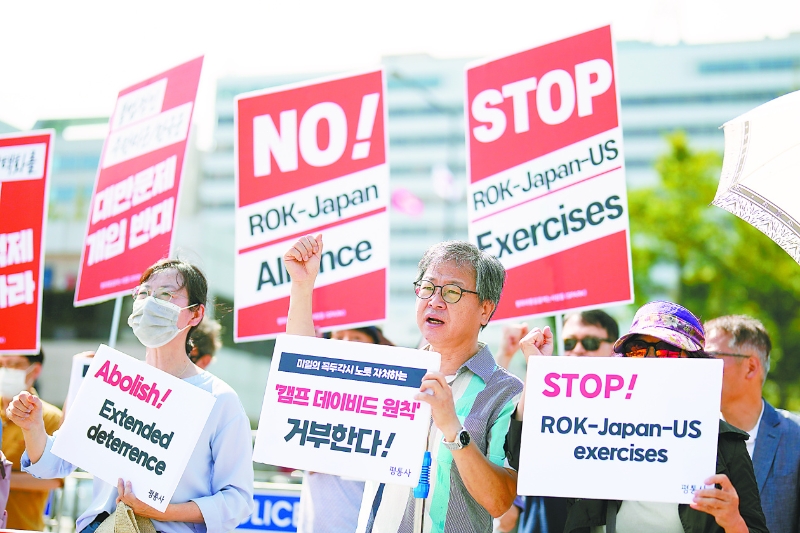 17日，韓國首爾民眾集會抗議美日韓三國首腦峰會，反對美日韓軍事結盟。（新華視覺）