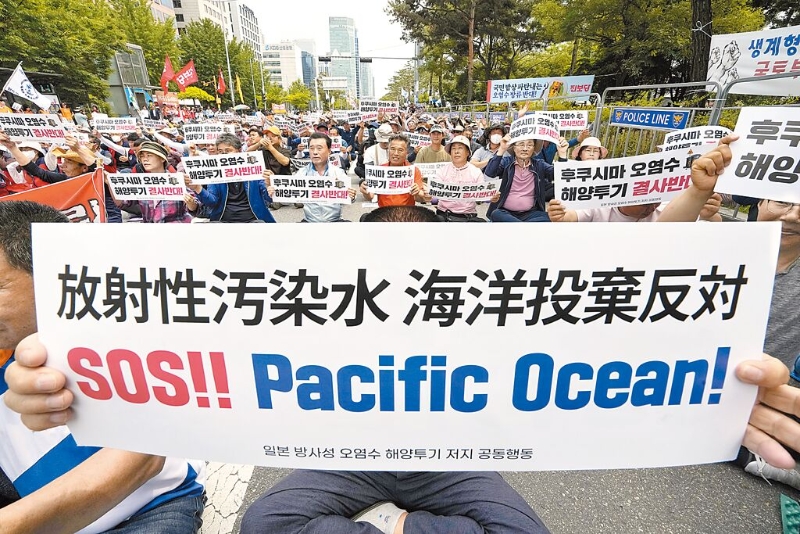 一向強(qiáng)烈反對(duì)福島核汙水排海的韓國環(huán)境、公民團(tuán)體，昨日再度要求日本停止威脅生命的行為。圖為韓國漁民先前上街抗議的畫面。（美聯(lián)社）