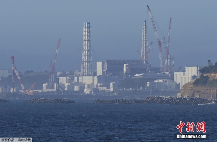 8月24日，從日本福島縣浪江町遠(yuǎn)眺因海嘯受損的福島第一核電站。北京時(shí)間8月24日12時(shí)左右，日本正式開始排放福島第一核電站的核污染水。