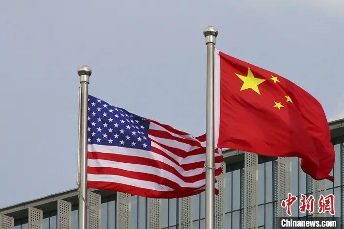 資料圖：中國國旗和美國國旗。圖片來源：人民視覺