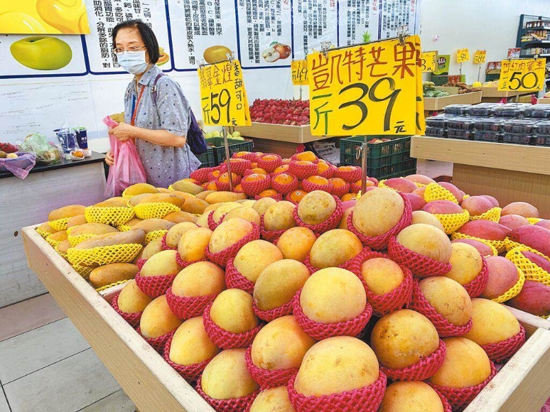 大陸海關(guān)總署日前宣布臺灣芒果因檢出病蟲害，即日已暫停輸入大陸。圖為臺北市一家水果店陳列不同品種本土芒果。（本報資料照／鄧博仁攝）.jpg