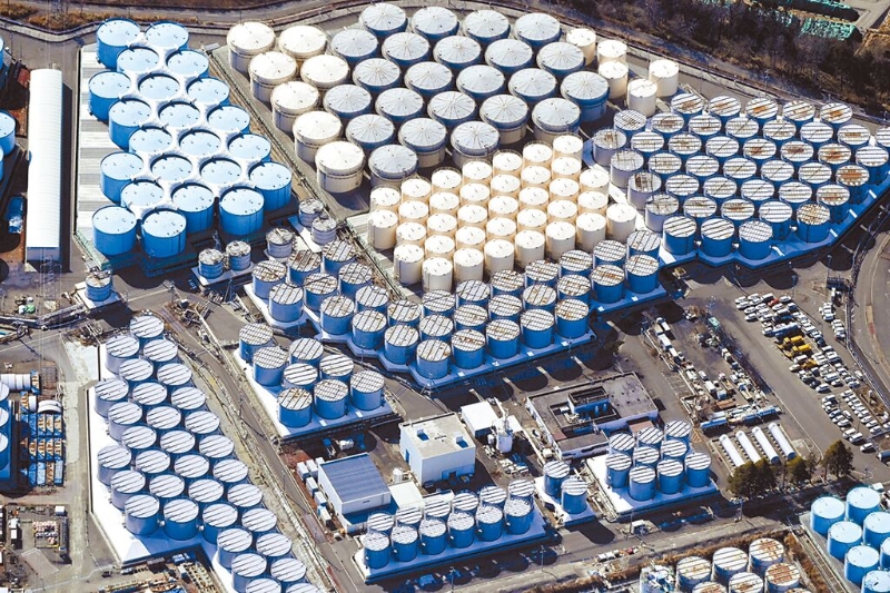 日本東京電力公司預(yù)計最快將在8月24日啟動福島第一核電站含氚廢水排放工作。圖為日本福島第一核電站核污水儲水罐。（新華社）.jpg