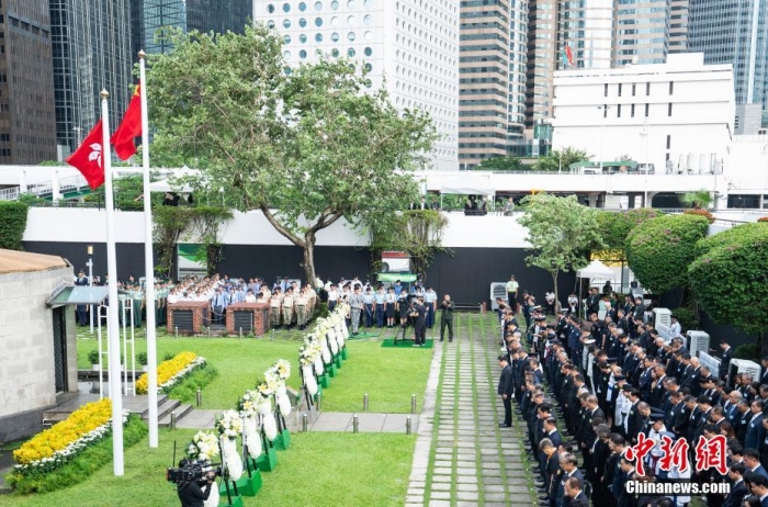 9月3日上午，香港特別行政區(qū)政府舉行“中國人民抗日戰(zhàn)爭勝利紀念日”紀念儀式，特別行政區(qū)行政長官李家超等政府官員及各界人士出席。圖為李家超帶領政府官員和各界人士肅立默哀。<a target='_blank' href='/'>中新社</a>記者 侯宇 攝