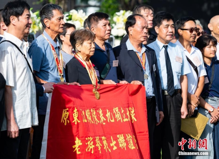 9月3日上午，香港特別行政區(qū)政府舉行“中國人民抗日戰(zhàn)爭勝利紀念日”紀念儀式，特別行政區(qū)行政長官李家超等政府官員及各界人士出席。圖為香港抗日老戰(zhàn)士林珍（左三）等在儀式后合影留念。<a target='_blank' href='/'>中新社</a>記者 侯宇 攝