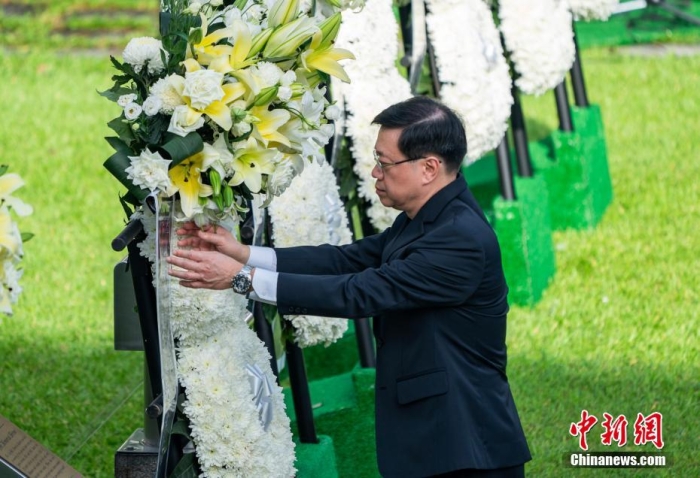 9月3日上午，香港特別行政區(qū)政府舉行“中國人民抗日戰(zhàn)爭勝利紀念日”紀念儀式，特別行政區(qū)行政長官李家超等政府官員及各界人士出席。圖為李家超整理紀念抗戰(zhàn)英烈的花環(huán)。<a target='_blank' href='/'>中新社</a>記者 侯宇 攝
