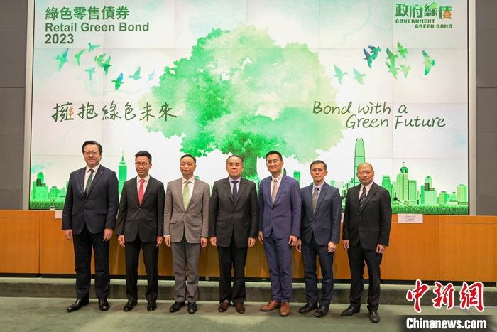 9月5日，香港特區(qū)政府舉行記者會(huì)，宣布發(fā)行新一批綠色零售債券，規(guī)模不少于150億港元，會(huì)視乎市場(chǎng)情況，考慮將發(fā)行額提高至最多200億港元。圖為香港特區(qū)政府財(cái)經(jīng)事務(wù)及庫(kù)務(wù)局局長(zhǎng)許正宇(中)等出席記者會(huì)。 <a target='_blank' href='/'>中新社</a>記者 陳永諾 攝