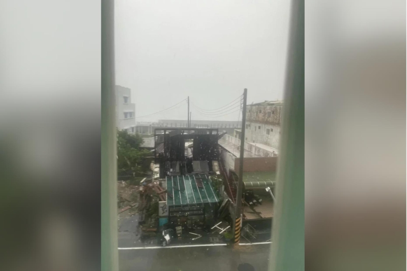 中颱海葵中心將登陸臺東，暴風圈已經籠罩整個綠島，帶來狂風驟雨，其中測得瞬間最大陣風達到14級，有1間民宿2樓木造加蓋屋頂，不敵強風被整個吹消失，幸無人傷亡。圖／民眾提供