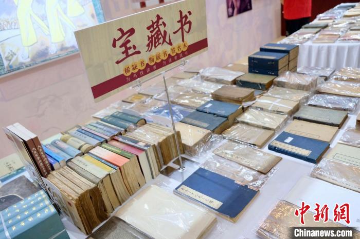 各類稀缺書、斷版書、簽名本在上海書展現(xiàn)場展銷。王笈 攝