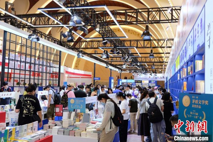 8月21日，愛書人在2023上海書展逛展購書。王笈 攝