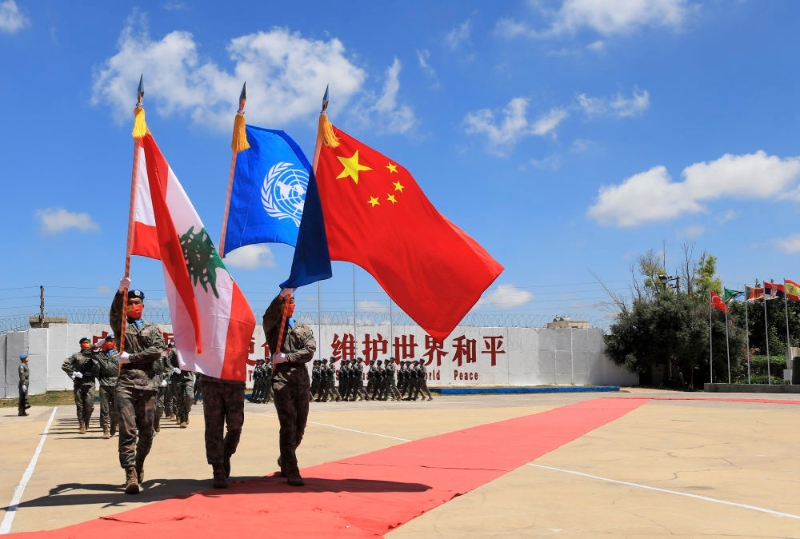 2022年7月1日，在黎巴嫩南部辛尼亞村的中國維和部隊(duì)營區(qū)，中國維和部隊(duì)官兵在受勛后通過觀禮臺(tái)。（圖源：新華網(wǎng)）