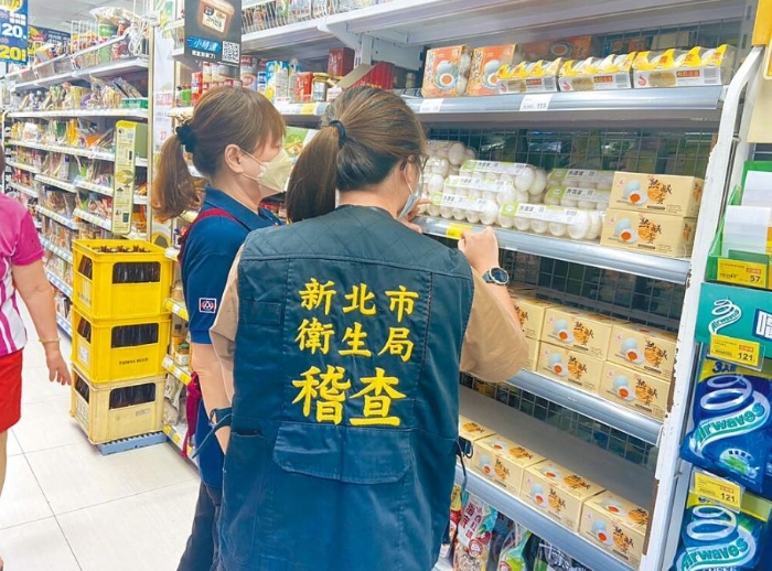 新北市衛(wèi)生局至全聯(lián)超市查核是否仍有販賣臺(tái)農(nóng)巴西進(jìn)口蛋。圖片來源：臺(tái)灣《中國(guó)時(shí)報(bào)》。