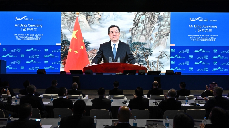 中共中央政治局常委、國(guó)務(wù)院副總理丁薛祥致辭時(shí)表示，支持香港在“一帶一路”發(fā)揮更重要功能。（圖源：香港特區(qū)政府新聞處）