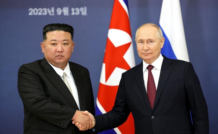 普京與金正恩握手。圖片來源：俄羅斯克里姆林宮網(wǎng)站